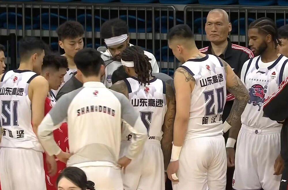 山东男篮不敌广州,克里斯22+16末节自爆,徐昕17+10郭艾伦伤退